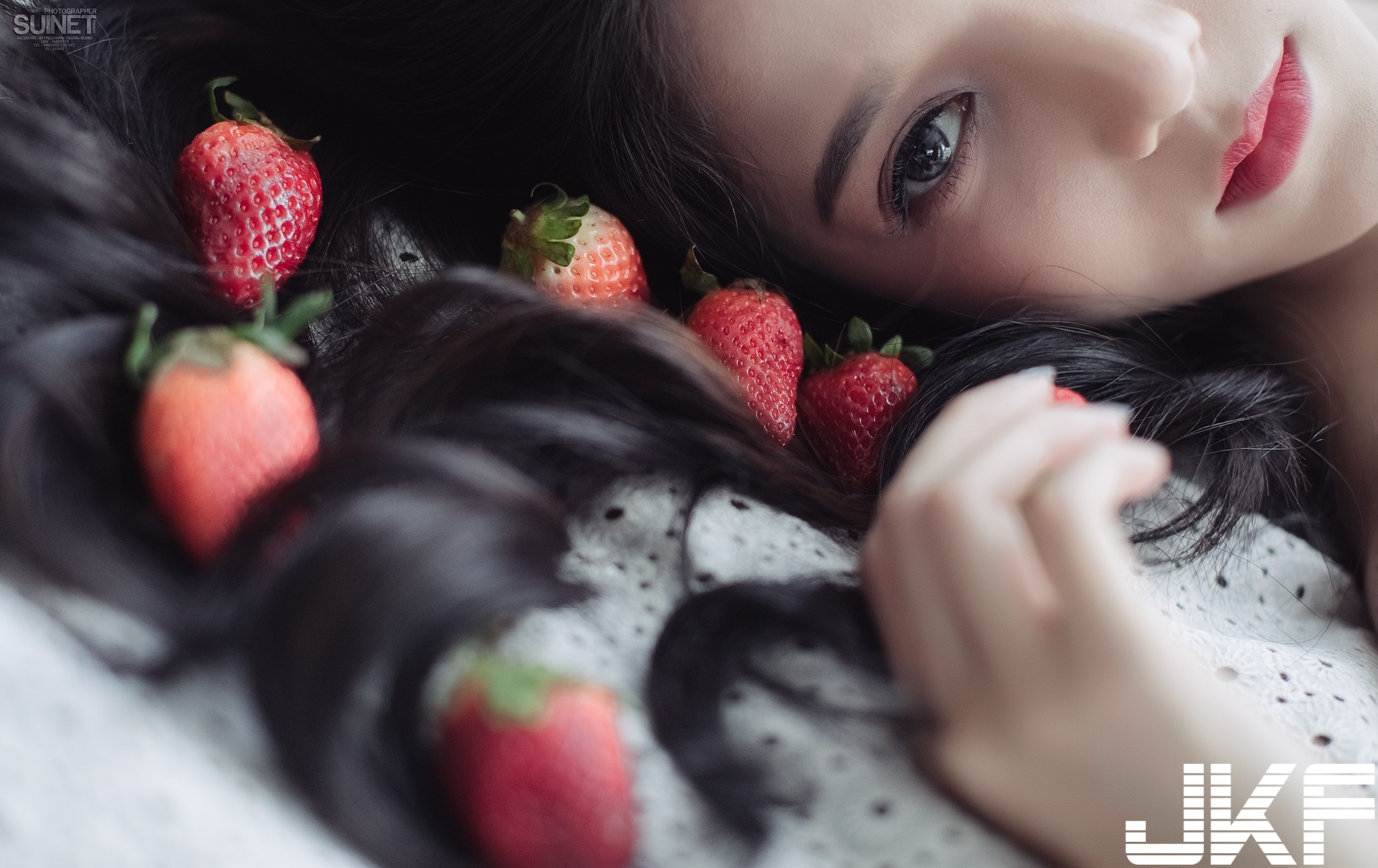 先吃草莓再吃你！把胸部當容器放草莓，看起來又香又甜，真的受不了就直接開動了！