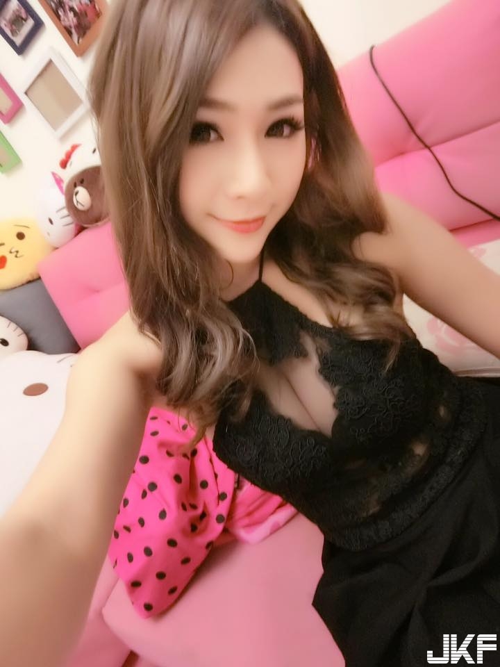 中路大開！正妹DJ「邪惡W奶」左右敞開，令人忍不住想到「深溝遨遊」！