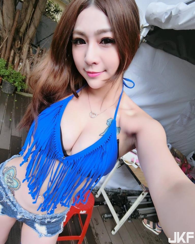 中路大開！正妹DJ「邪惡W奶」左右敞開，令人忍不住想到「深溝遨遊」！