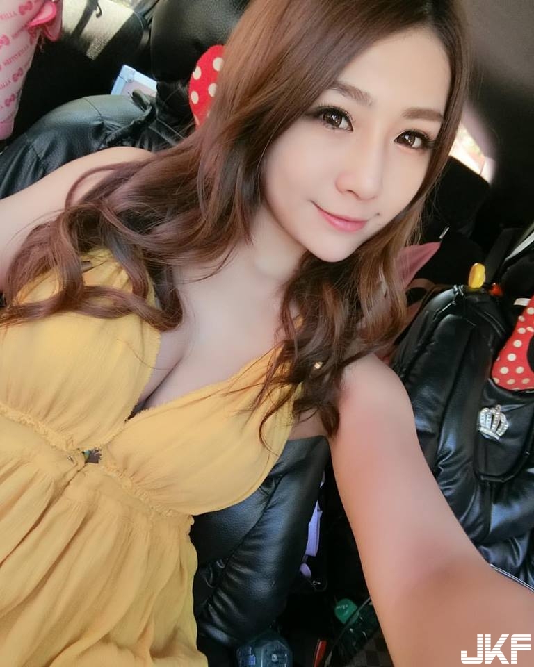 中路大開！正妹DJ「邪惡W奶」左右敞開，令人忍不住想到「深溝遨遊」！