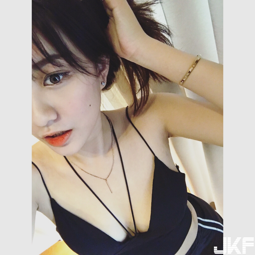 正妹出國度假辣到翻！「簍空比基尼」露出半邊側奶，養眼畫面讓人醉！