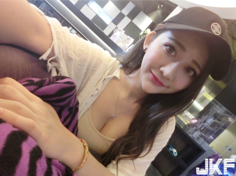 「突如其奶」的甜美妹子！「32E圓乳」直接往池邊一擺&#8230;.性感身段藏不住啊！