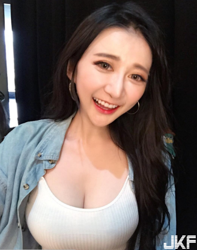 「突如其奶」的甜美妹子！「32E圓乳」直接往池邊一擺&#8230;.性感身段藏不住啊！