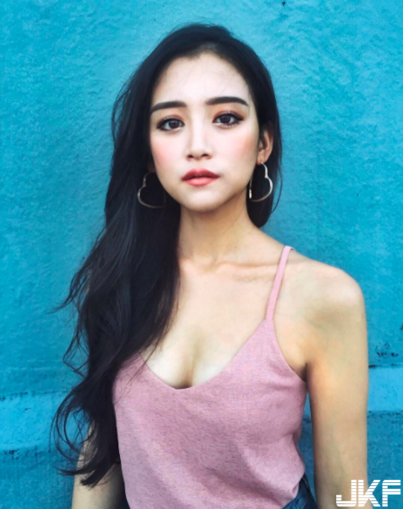 氣質與美貌兼具的正妹！惹火比基尼「外露渾圓D奶」，整個辣翻了！