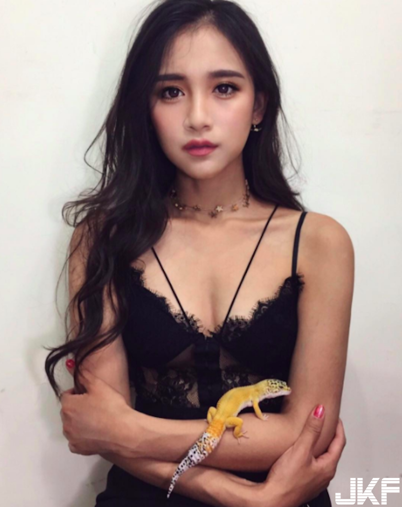 氣質與美貌兼具的正妹！惹火比基尼「外露渾圓D奶」，整個辣翻了！