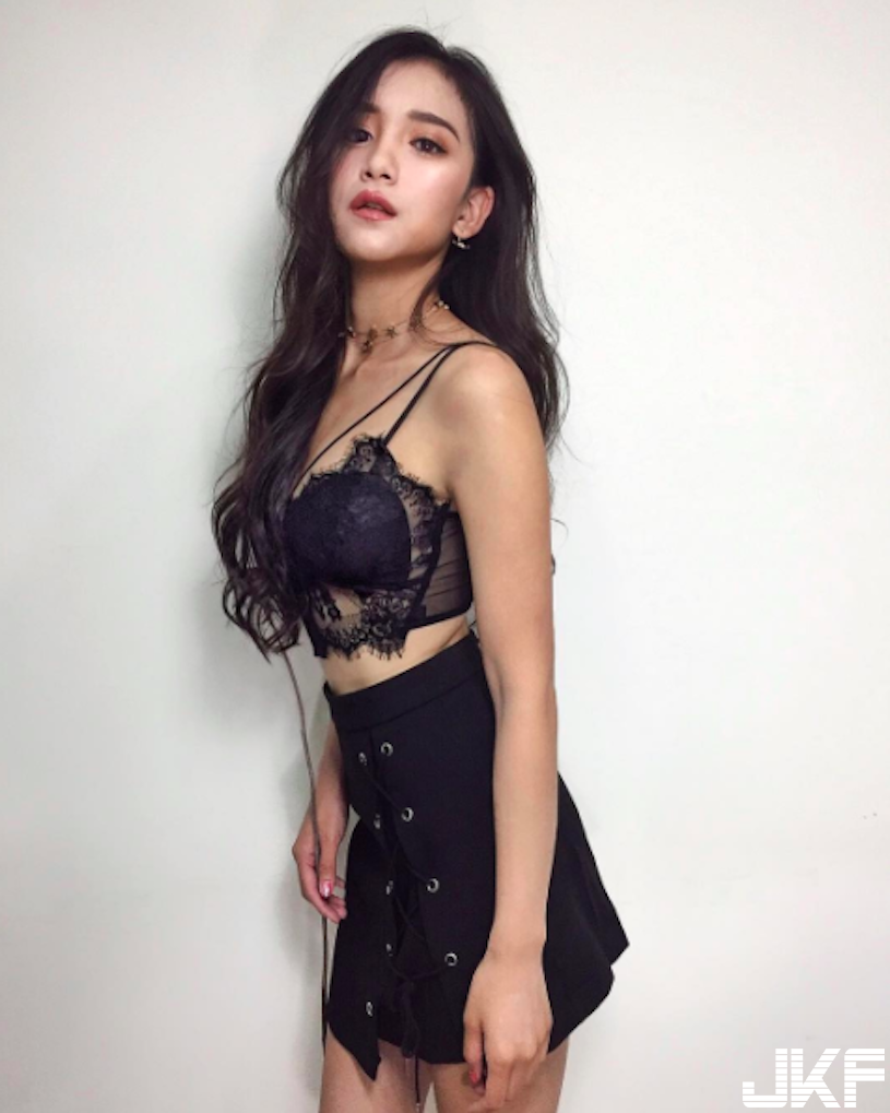 氣質與美貌兼具的正妹！惹火比基尼「外露渾圓D奶」，整個辣翻了！