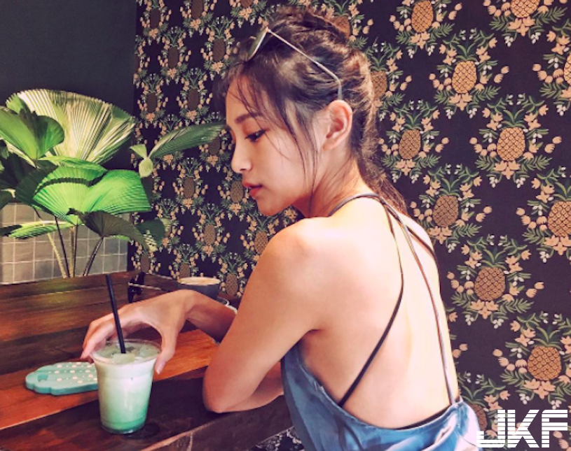 氣質與美貌兼具的正妹！惹火比基尼「外露渾圓D奶」，整個辣翻了！