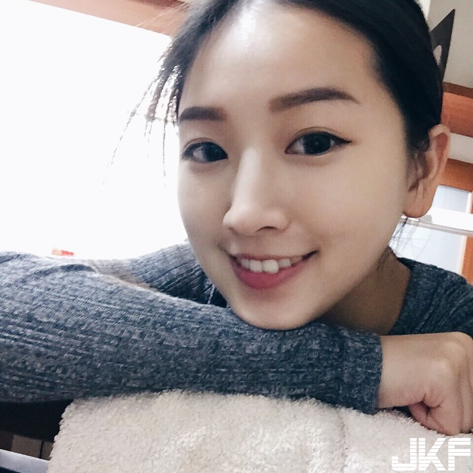 「甜美正妹」衣服底下原來是美乳翹臀！前凸後翹S身形還有腹肌好誘人！