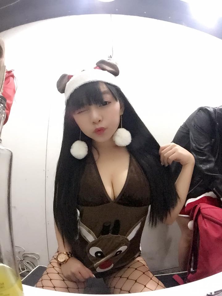 158公分「爆乳小隻馬」身材不科學！鏡前性感自拍露「渾圓美臀」連正面都超震撼！