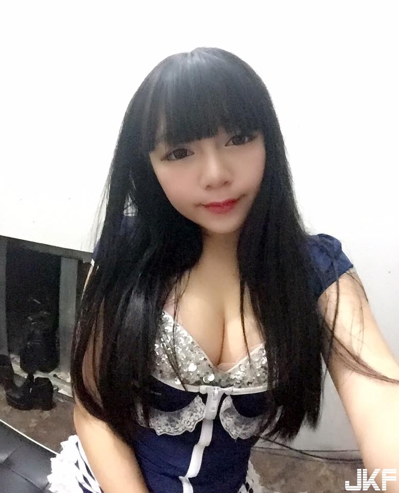 158公分「爆乳小隻馬」身材不科學！鏡前性感自拍露「渾圓美臀」連正面都超震撼！