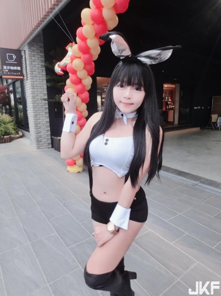 158公分「爆乳小隻馬」身材不科學！鏡前性感自拍露「渾圓美臀」連正面都超震撼！