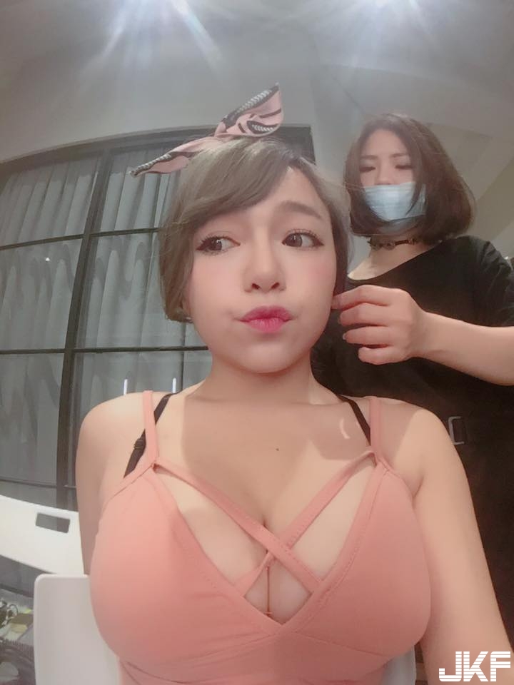 158公分「爆乳小隻馬」身材不科學！鏡前性感自拍露「渾圓美臀」連正面都超震撼！