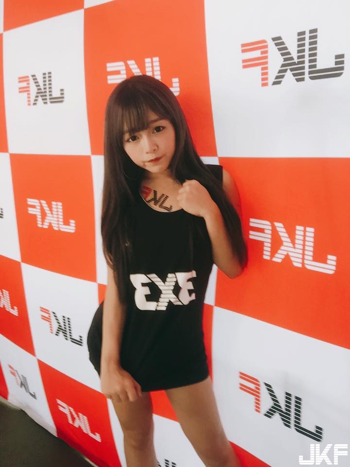 158公分「爆乳小隻馬」身材不科學！鏡前性感自拍露「渾圓美臀」連正面都超震撼！