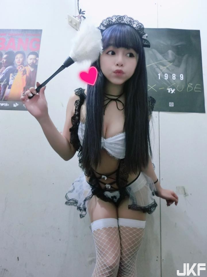 158公分「爆乳小隻馬」身材不科學！鏡前性感自拍露「渾圓美臀」連正面都超震撼！