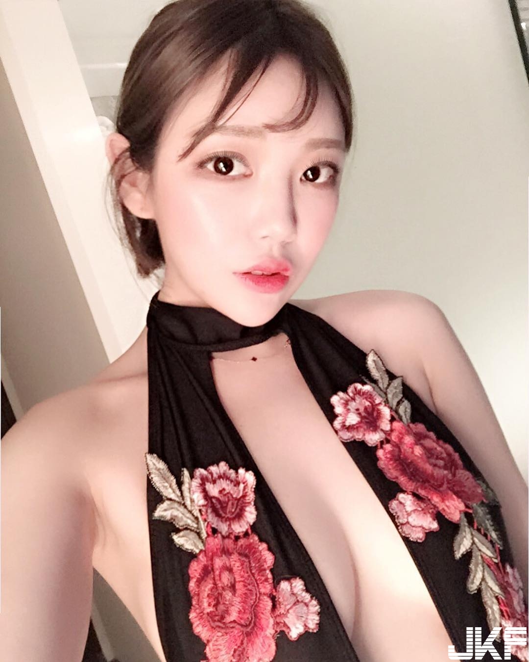 「乳式作風」正妹胸前大解放！IG「撩人影片」性感爆炸，鼻血直衝腦門無法思考