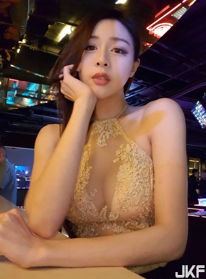 太養眼了！正妹穿「透視薄紗旗袍」放送美乳，好想讓她放開萬惡的雙手！