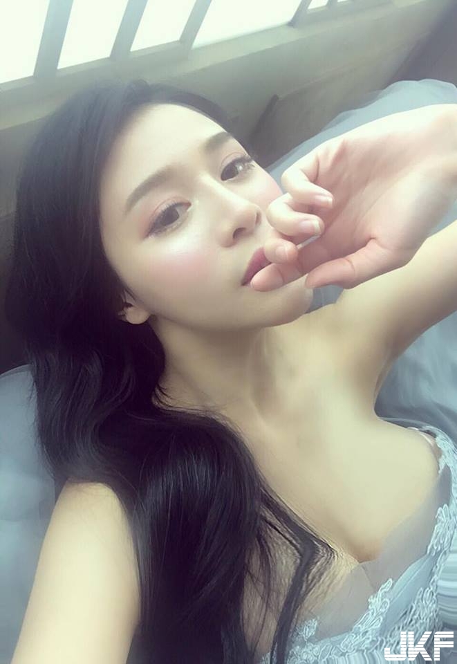 太養眼了！正妹穿「透視薄紗旗袍」放送美乳，好想讓她放開萬惡的雙手！