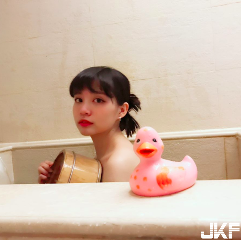 麗寶樂園驚見「比基尼橫躺辣妹」！超巨大胸器讓遊客都噴鼻血了！