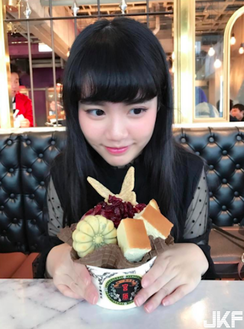 麗寶樂園驚見「比基尼橫躺辣妹」！超巨大胸器讓遊客都噴鼻血了！