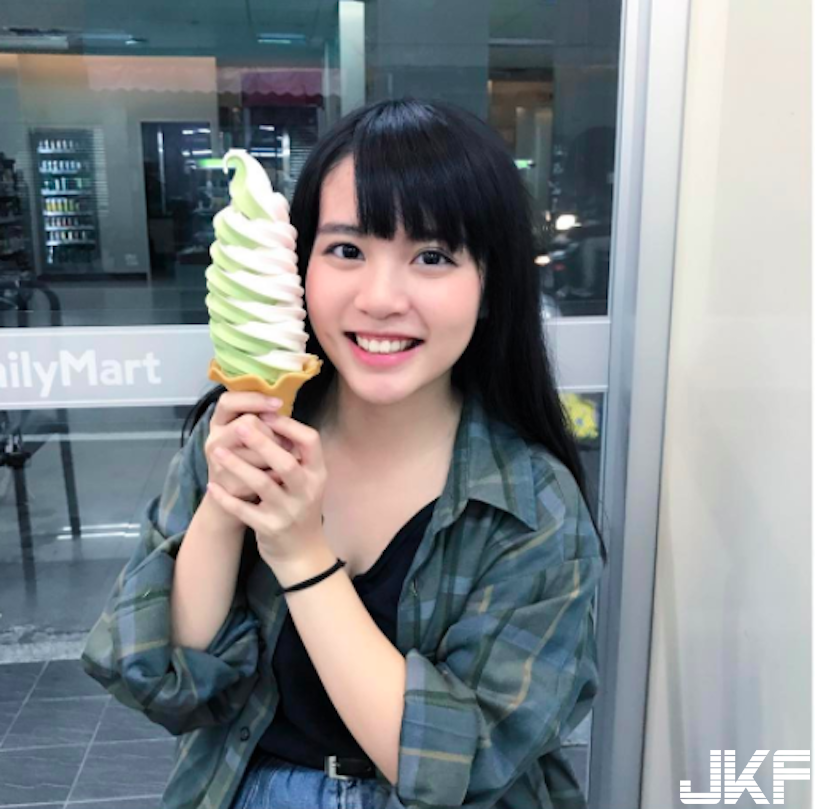 麗寶樂園驚見「比基尼橫躺辣妹」！超巨大胸器讓遊客都噴鼻血了！