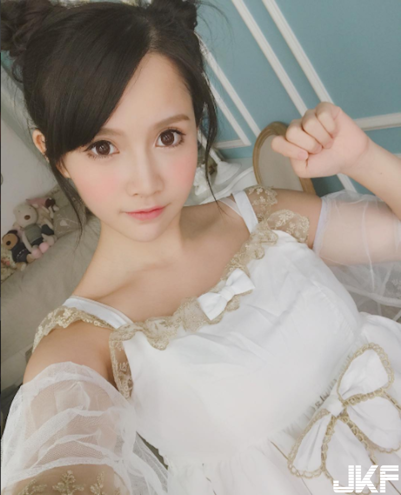 書展見到「大眼正妹」！神到本人原來是「白皙大奶妹」！飽滿美乳的W形狀好誘人啊！