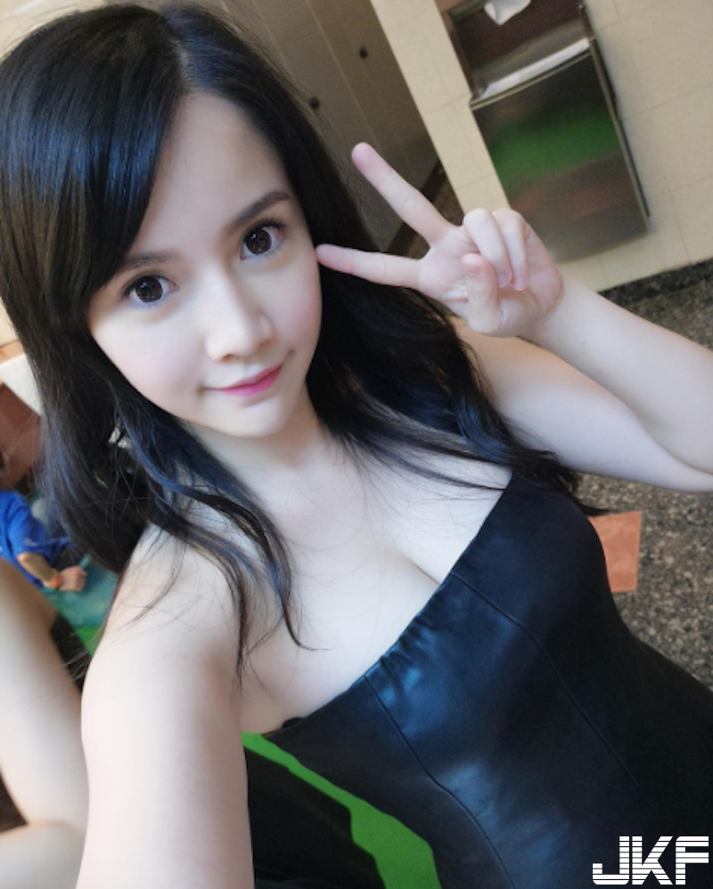 書展見到「大眼正妹」！神到本人原來是「白皙大奶妹」！飽滿美乳的W形狀好誘人啊！