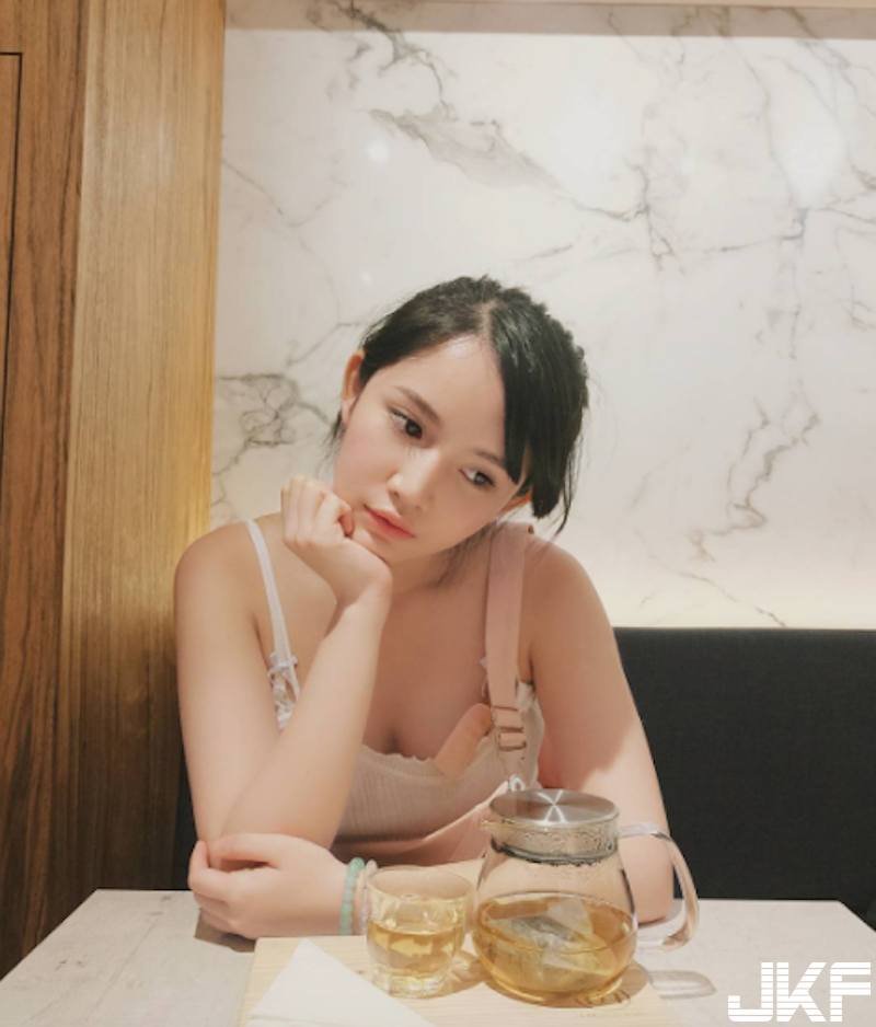 書展見到「大眼正妹」！神到本人原來是「白皙大奶妹」！飽滿美乳的W形狀好誘人啊！
