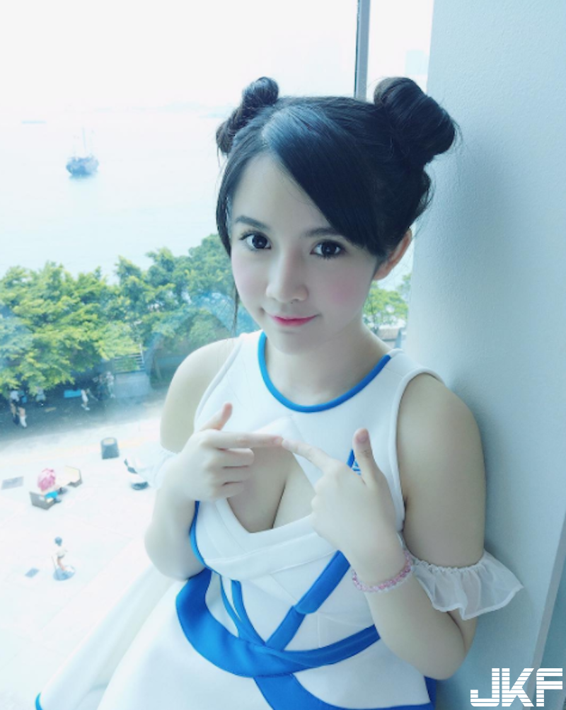 書展見到「大眼正妹」！神到本人原來是「白皙大奶妹」！飽滿美乳的W形狀好誘人啊！