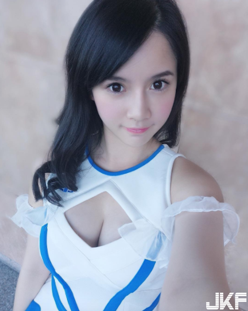 書展見到「大眼正妹」！神到本人原來是「白皙大奶妹」！飽滿美乳的W形狀好誘人啊！