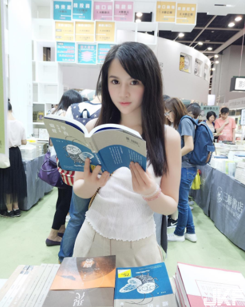 書展見到「大眼正妹」！神到本人原來是「白皙大奶妹」！飽滿美乳的W形狀好誘人啊！