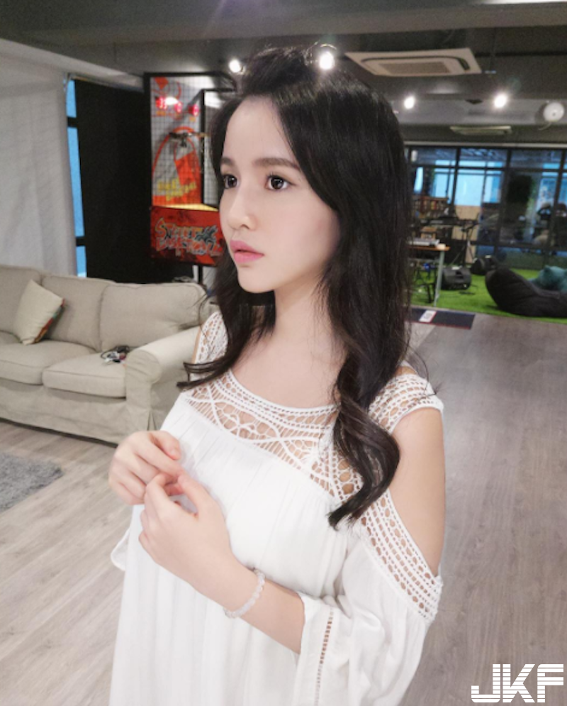 書展見到「大眼正妹」！神到本人原來是「白皙大奶妹」！飽滿美乳的W形狀好誘人啊！