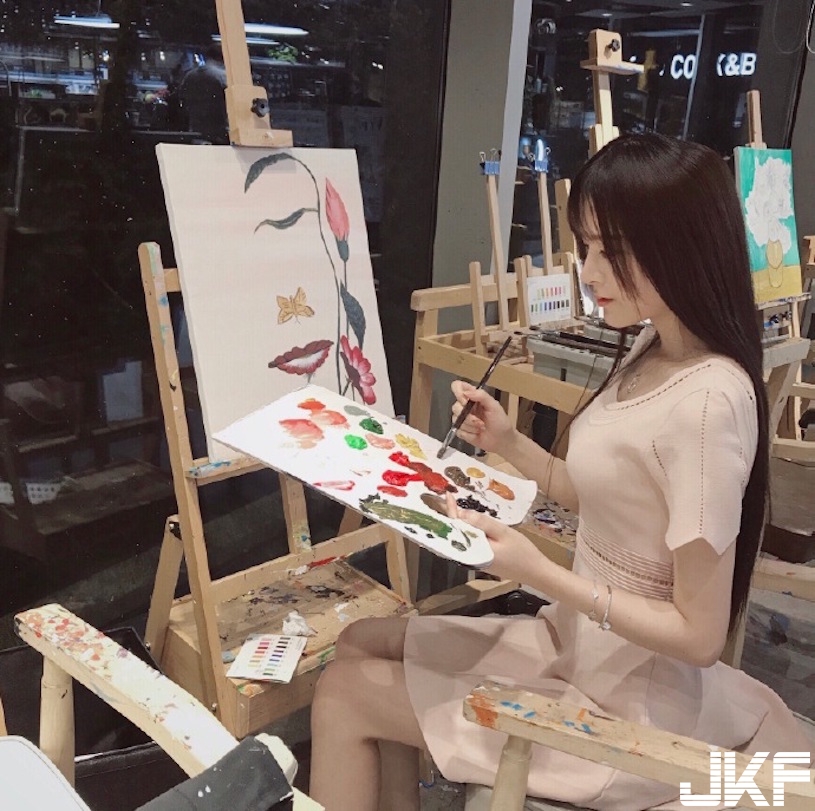 健身房驚見「美奶學生妹」深蹲視角太邪惡！超可愛形狀會讓教練受不了啦…
