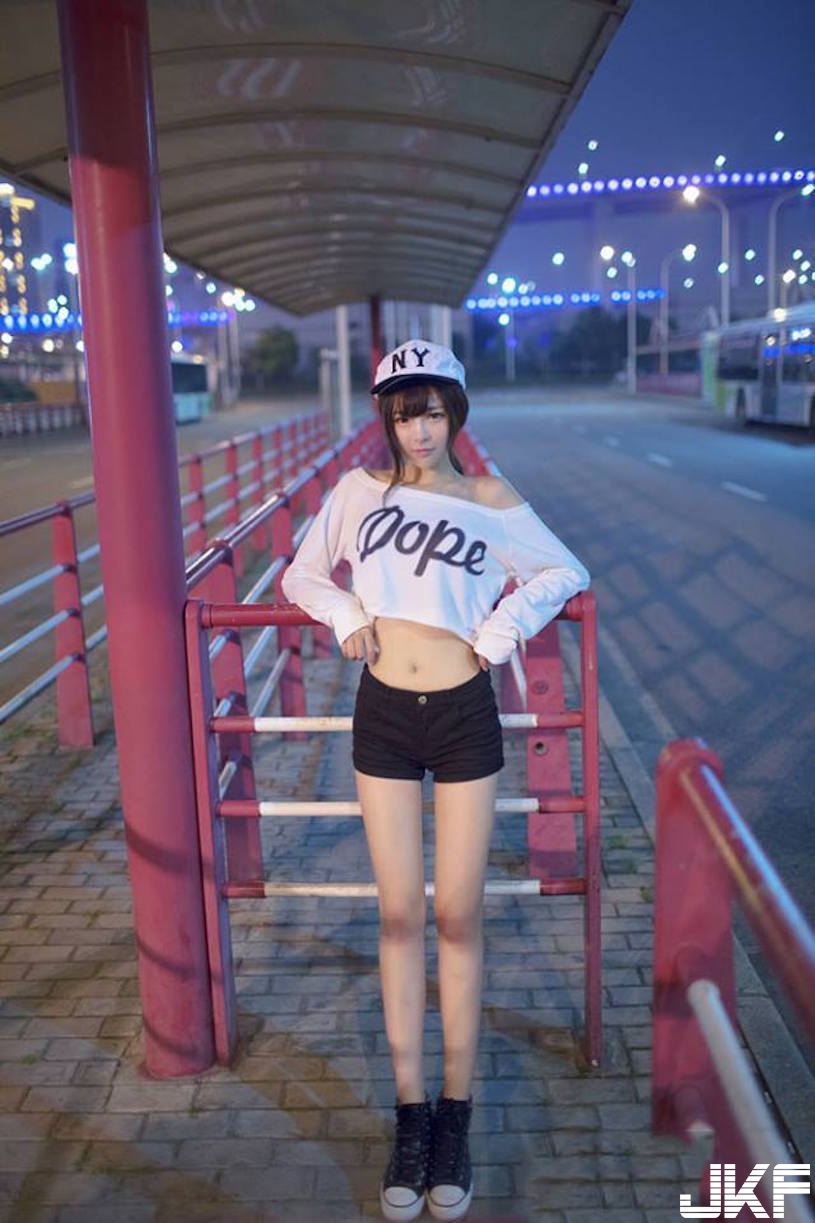 健身房驚見「美奶學生妹」深蹲視角太邪惡！超可愛形狀會讓教練受不了啦…