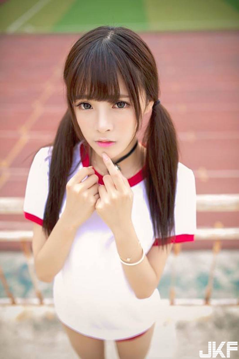 健身房驚見「美奶學生妹」深蹲視角太邪惡！超可愛形狀會讓教練受不了啦…