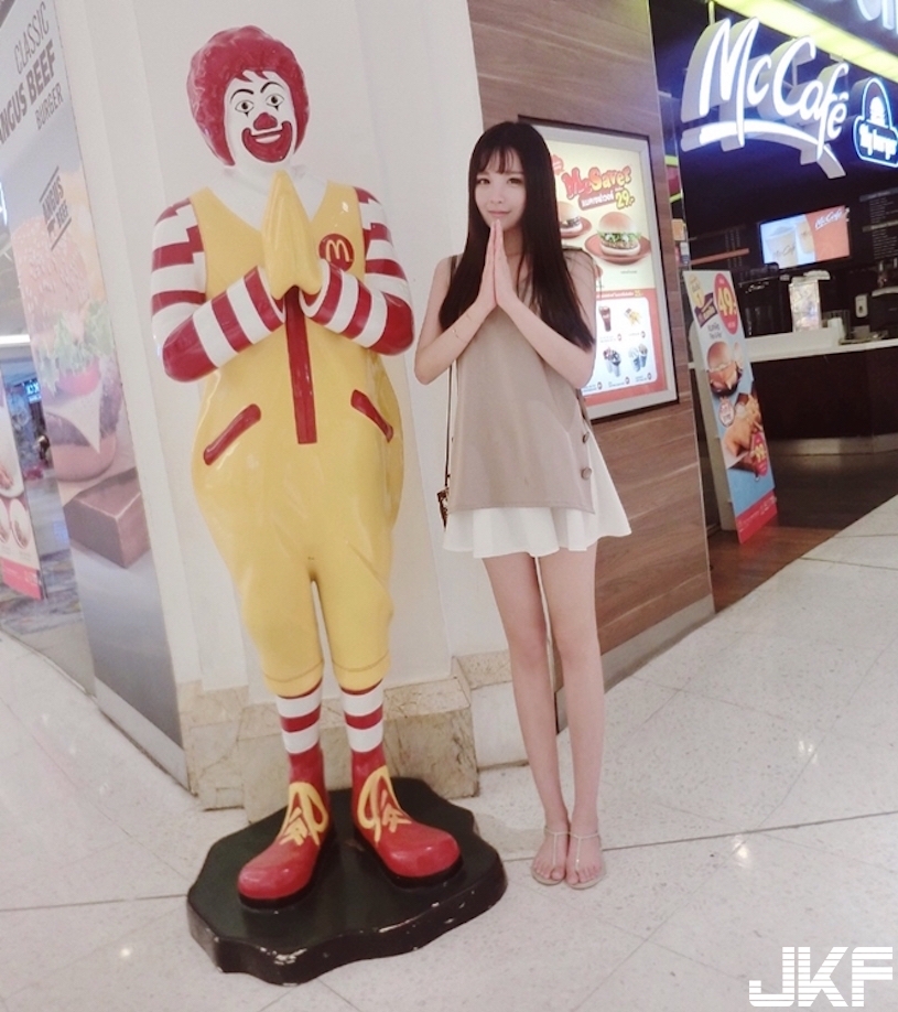 健身房驚見「美奶學生妹」深蹲視角太邪惡！超可愛形狀會讓教練受不了啦…