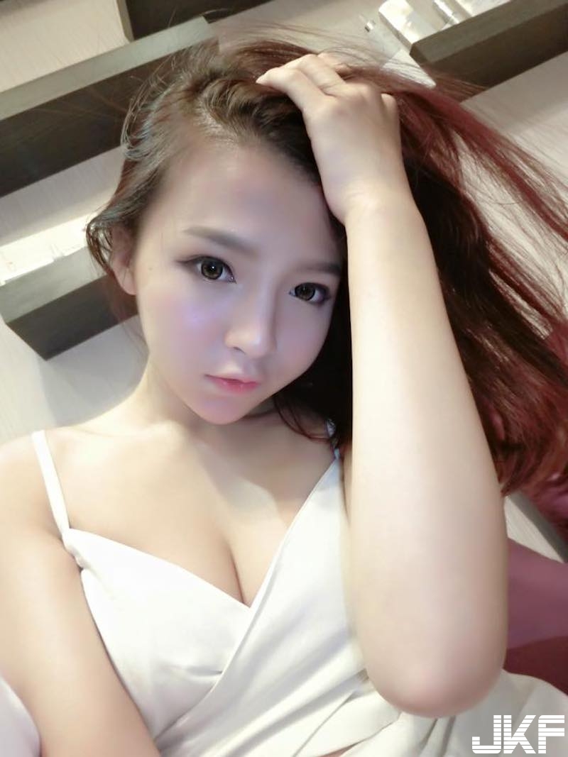 高鐵又見「火辣爆乳正妹」！胸前綁帶撐不住「雪白圓乳」！好像快爆開啦！