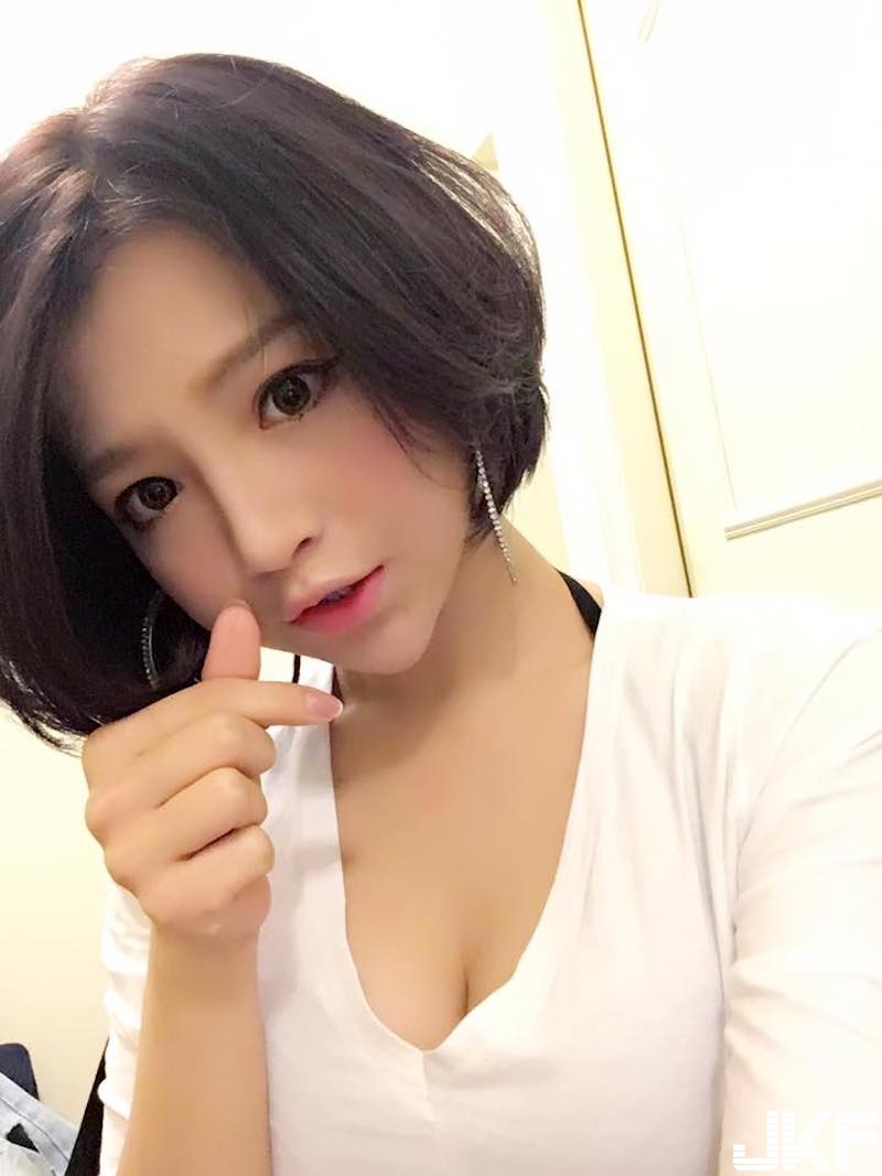高鐵又見「火辣爆乳正妹」！胸前綁帶撐不住「雪白圓乳」！好像快爆開啦！