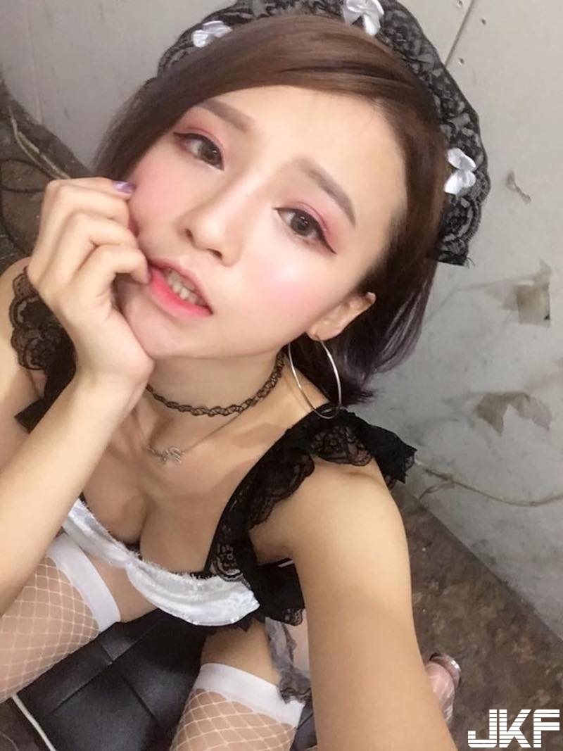 高鐵又見「火辣爆乳正妹」！胸前綁帶撐不住「雪白圓乳」！好像快爆開啦！
