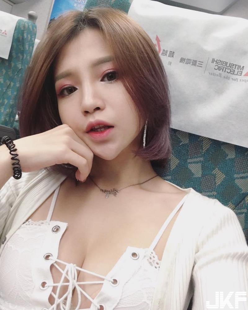高鐵又見「火辣爆乳正妹」！胸前綁帶撐不住「雪白圓乳」！好像快爆開啦！
