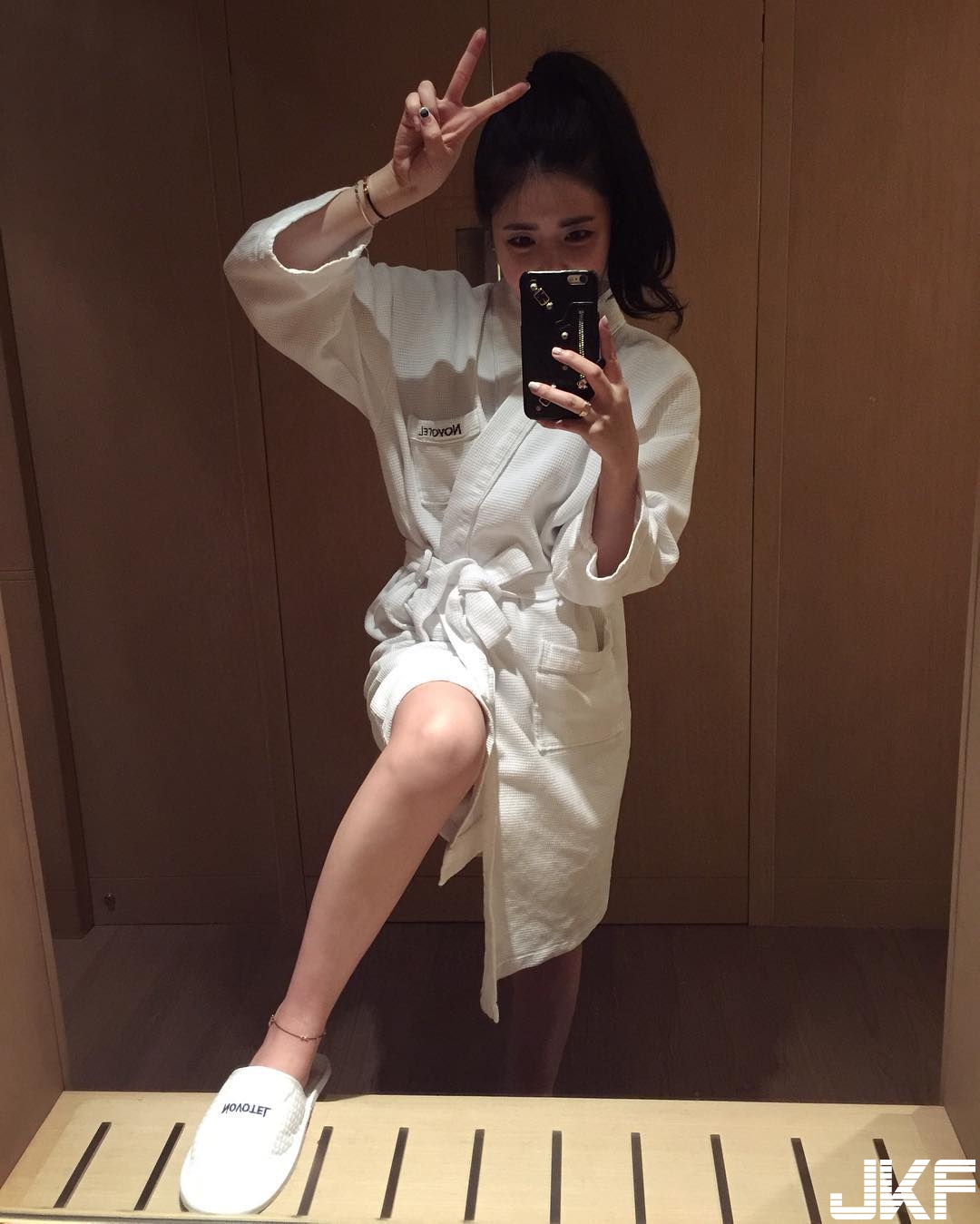 「聖乳峰」壓境！素人正妹自備「白嫩美乳」橫掃世界各地， 竟成最美移動風景