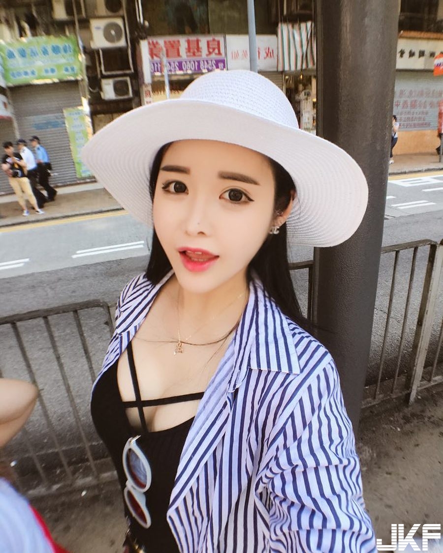 「聖乳峰」壓境！素人正妹自備「白嫩美乳」橫掃世界各地， 竟成最美移動風景
