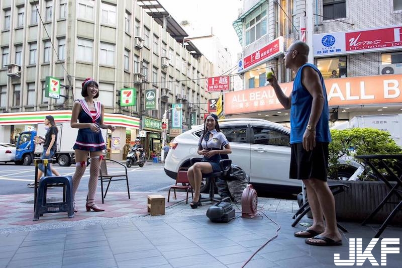 神到啦！深夜路邊攤驚見「制服辣妹」彎腰招呼客人！「身材火辣」引發網友討論！