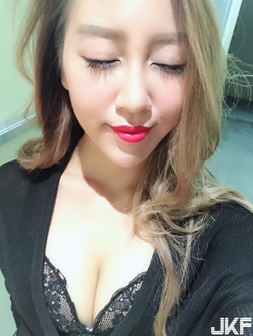 好壞壞！爆乳妹「深夜吃香蕉」就是要讓你睡不著！超調皮舌頭讓人好興奮&#8230;