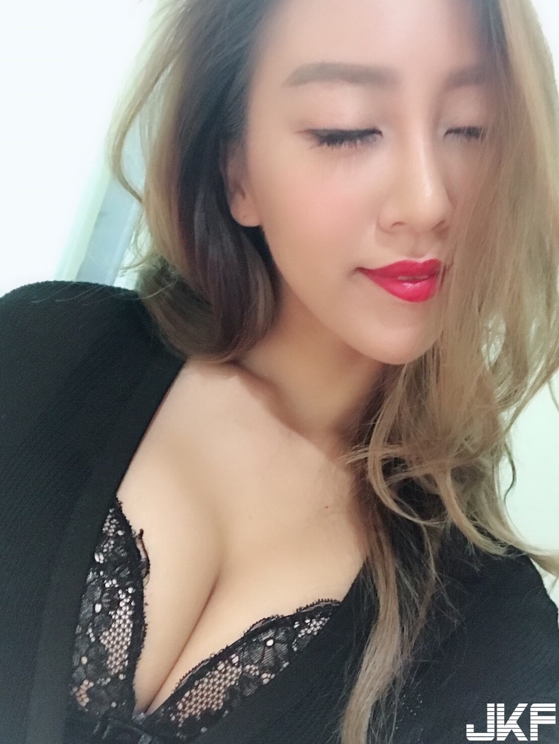 好壞壞！爆乳妹「深夜吃香蕉」就是要讓你睡不著！超調皮舌頭讓人好興奮&#8230;