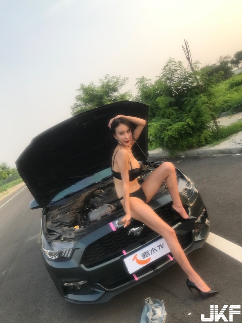 馬路邊驚見「爆奶妹修車」！天氣熱到身上都是汗&#8230;乾脆衣服都不穿了啦！