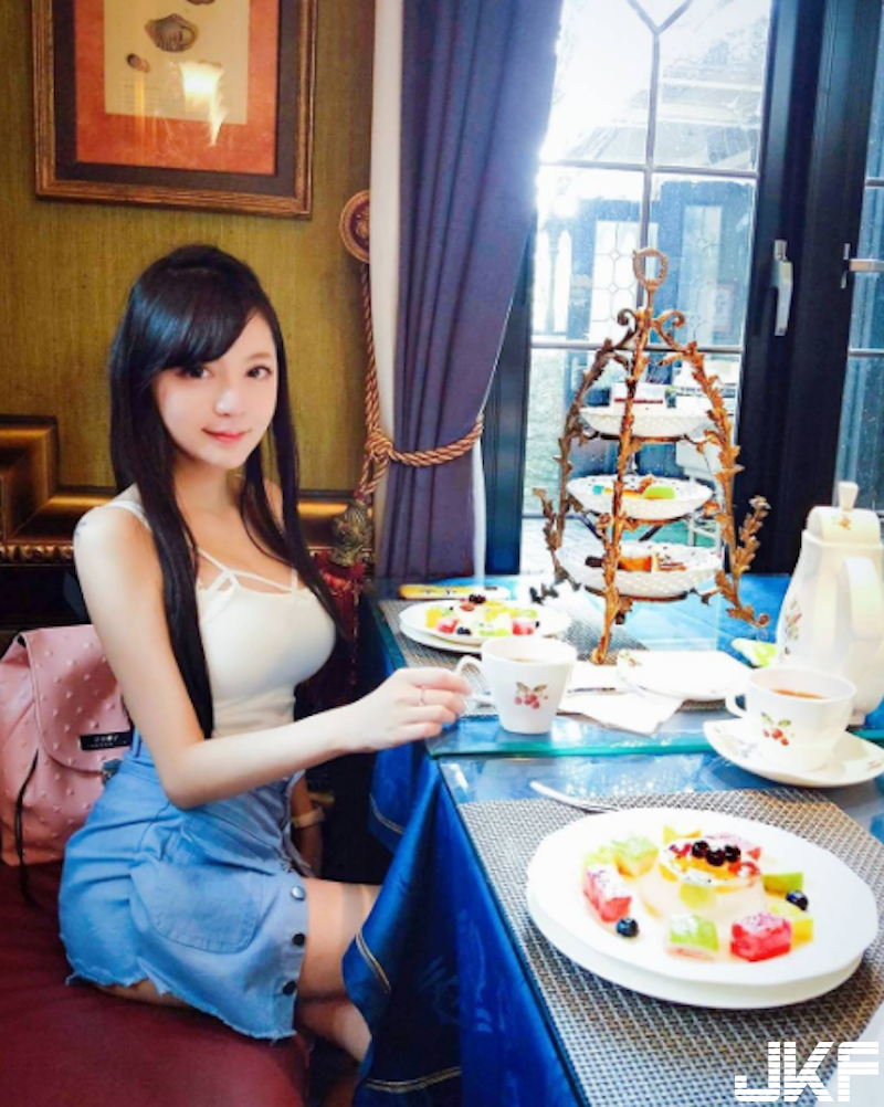 食指大動啦！「E奶正妹」低胸洋裝分享美食！「渾圓雪乳」遠比食物更美味！