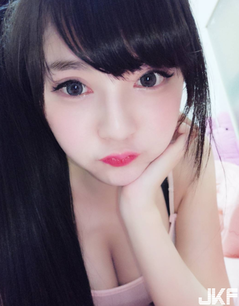 食指大動啦！「E奶正妹」低胸洋裝分享美食！「渾圓雪乳」遠比食物更美味！