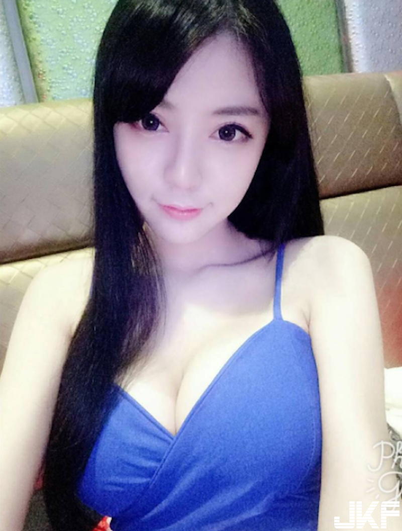 食指大動啦！「E奶正妹」低胸洋裝分享美食！「渾圓雪乳」遠比食物更美味！