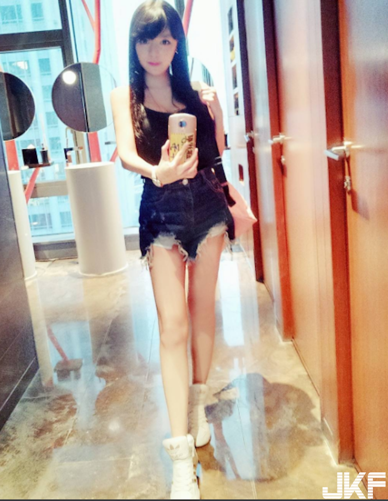 食指大動啦！「E奶正妹」低胸洋裝分享美食！「渾圓雪乳」遠比食物更美味！
