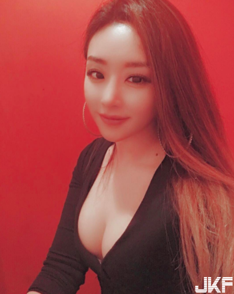 正妹洗衣店辣照瘋傳！兩粒豪乳「超突出」，客人都狂盯著看了！